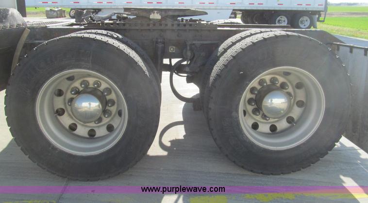 image for item I7073 2007 Kenworth T600 semi truck