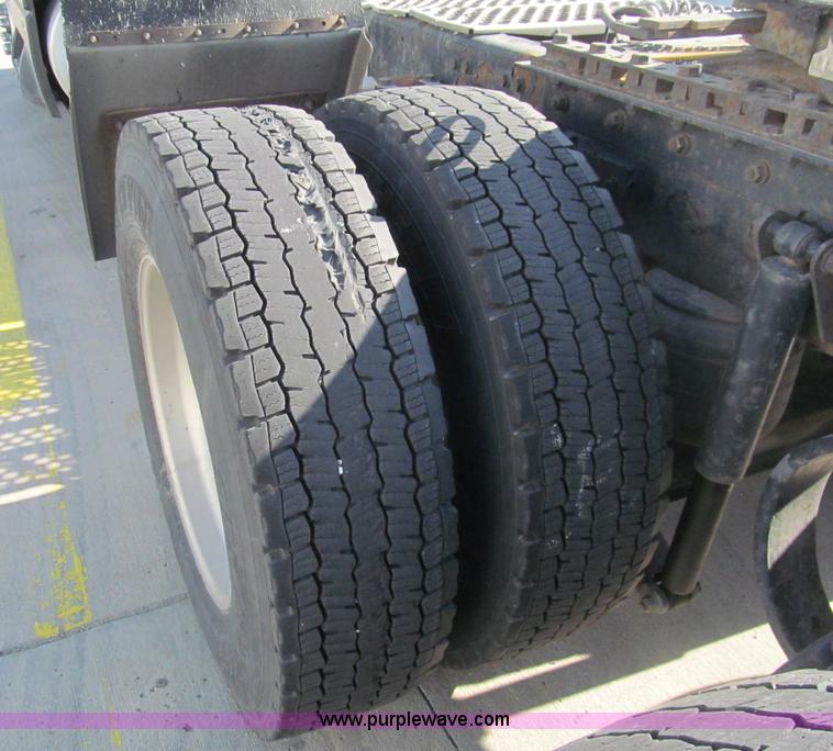 image for item I7073 2007 Kenworth T600 semi truck