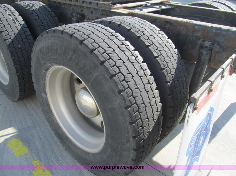 image for item I7073 2007 Kenworth T600 semi truck