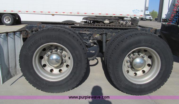 image for item I7073 2007 Kenworth T600 semi truck