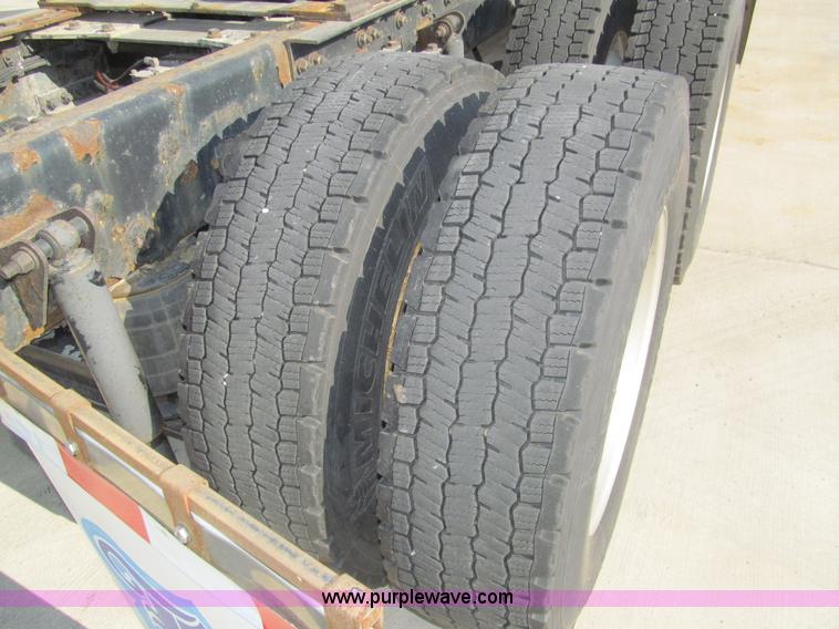 image for item I7073 2007 Kenworth T600 semi truck