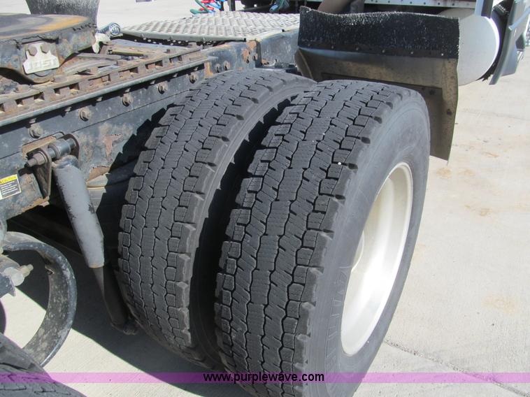 image for item I7073 2007 Kenworth T600 semi truck