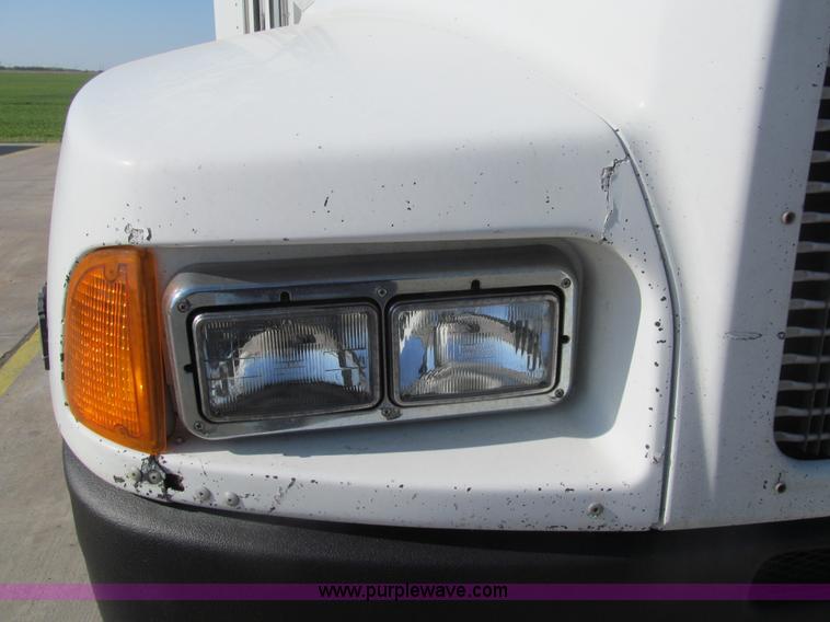 image for item I7073 2007 Kenworth T600 semi truck