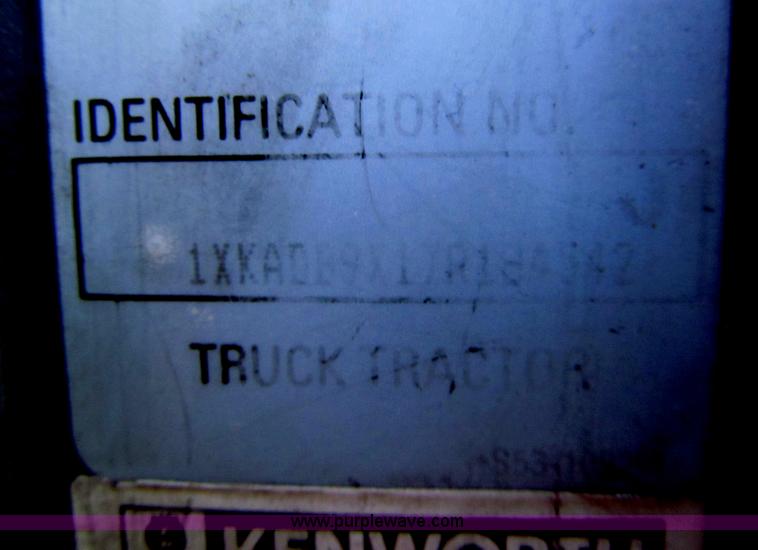 image for item I7073 2007 Kenworth T600 semi truck