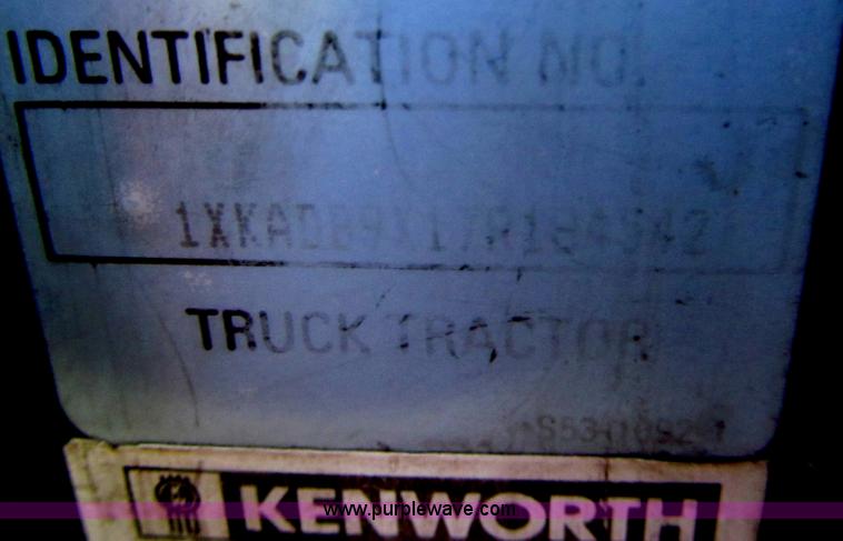 image for item I7073 2007 Kenworth T600 semi truck