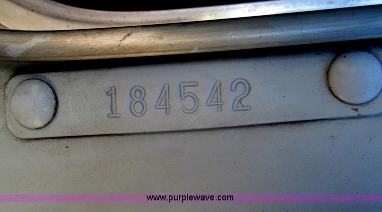 image for item I7073 2007 Kenworth T600 semi truck