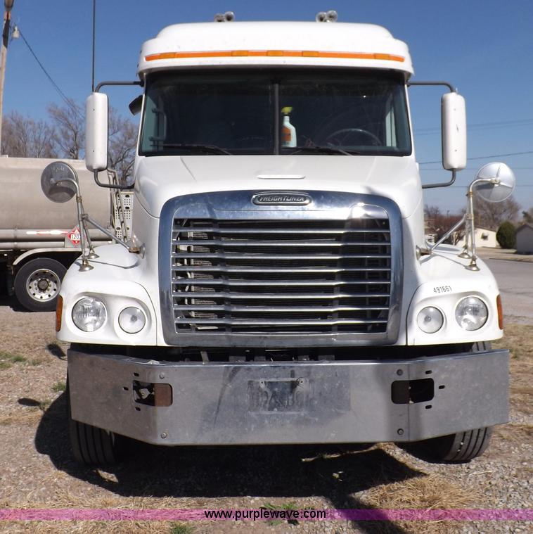 image for item I9003 2006 Freightliner ST120 semi truck