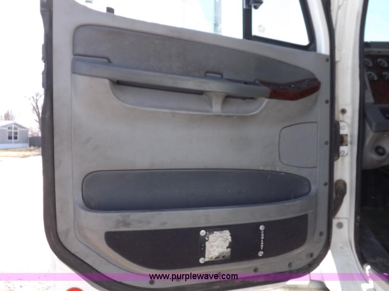 image for item I9003 2006 Freightliner ST120 semi truck