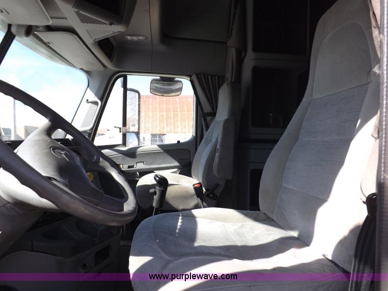 image for item I9003 2006 Freightliner ST120 semi truck