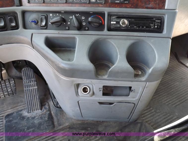 image for item I9003 2006 Freightliner ST120 semi truck