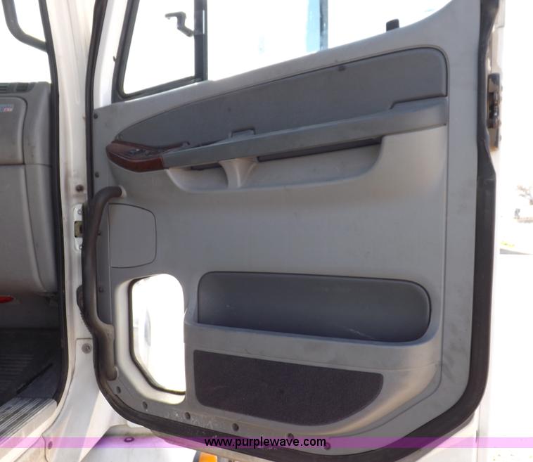 image for item I9003 2006 Freightliner ST120 semi truck