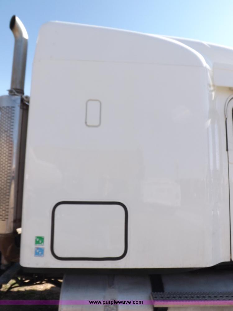 image for item I9003 2006 Freightliner ST120 semi truck