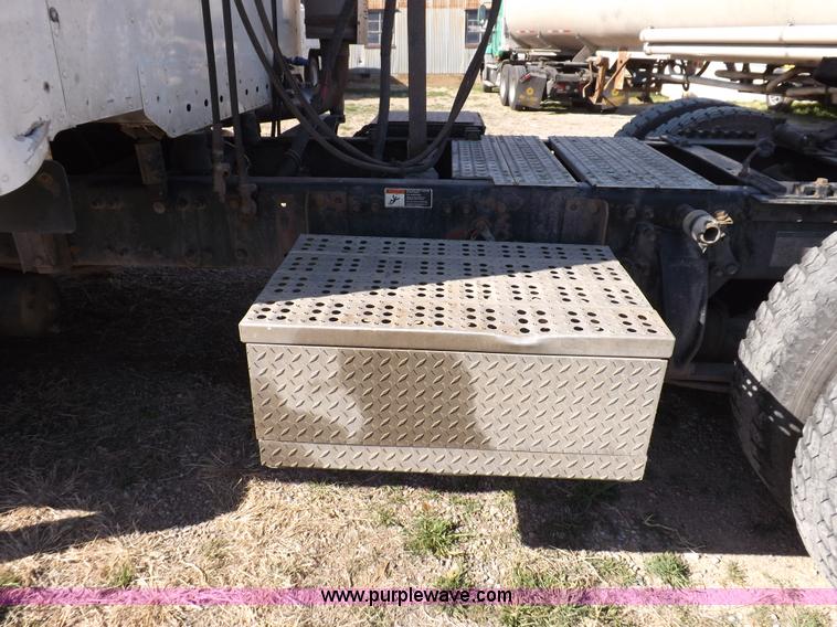 image for item I9003 2006 Freightliner ST120 semi truck