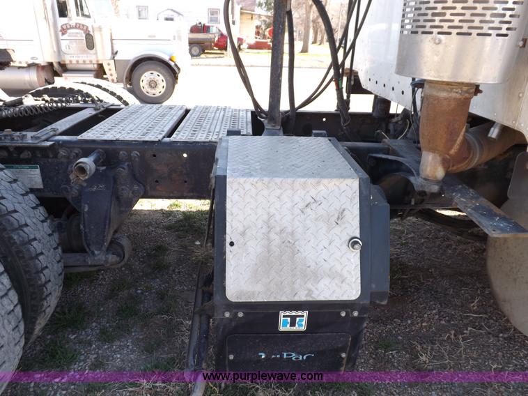 image for item I9003 2006 Freightliner ST120 semi truck