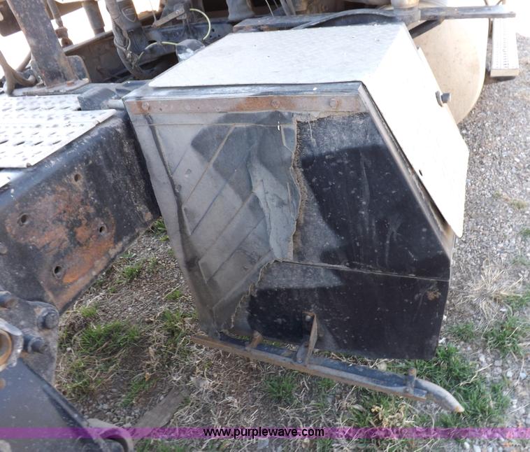 image for item I9003 2006 Freightliner ST120 semi truck