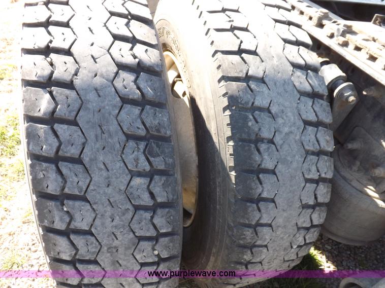 image for item I9003 2006 Freightliner ST120 semi truck