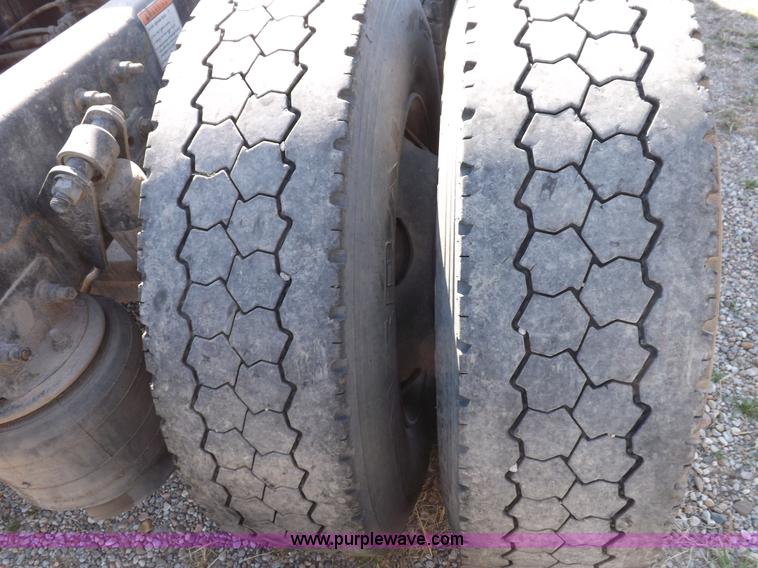 image for item I9003 2006 Freightliner ST120 semi truck