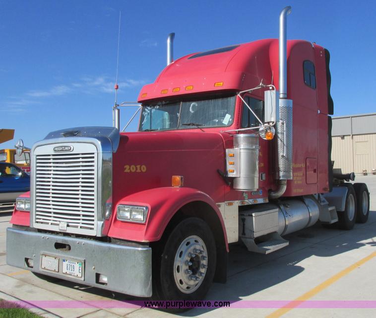 image for item I9716 2000 Freightliner FLD120 semi truck