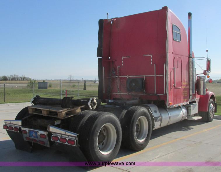 image for item I9716 2000 Freightliner FLD120 semi truck