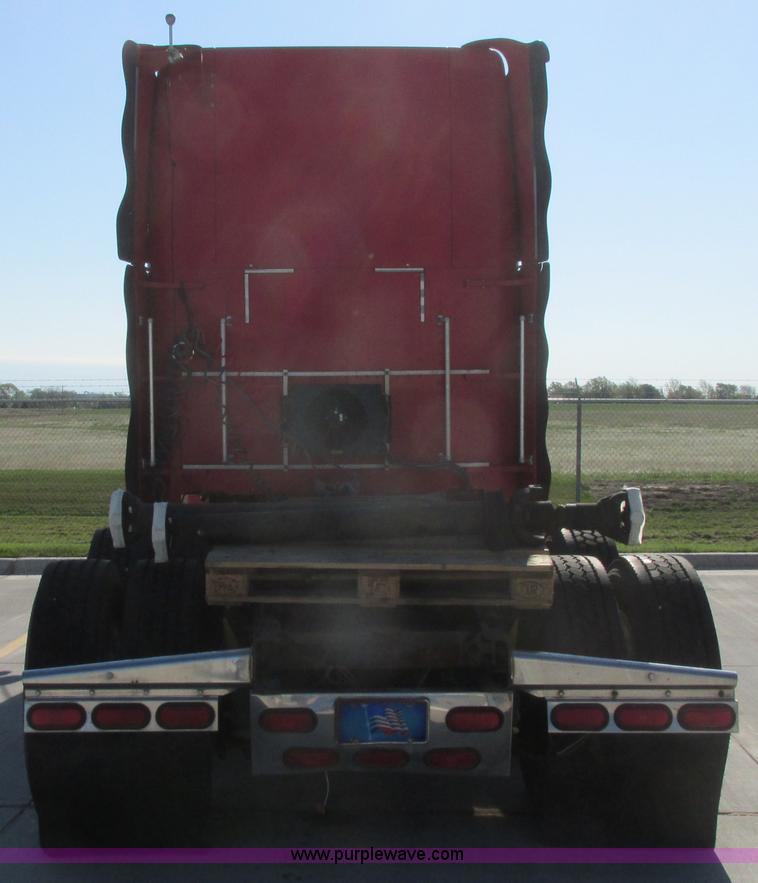 image for item I9716 2000 Freightliner FLD120 semi truck