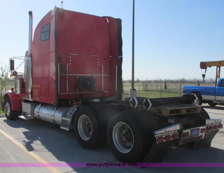 image for item I9716 2000 Freightliner FLD120 semi truck