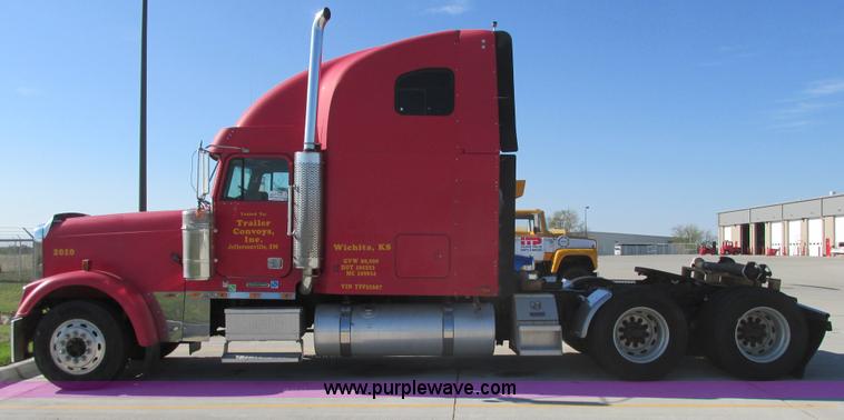 image for item I9716 2000 Freightliner FLD120 semi truck