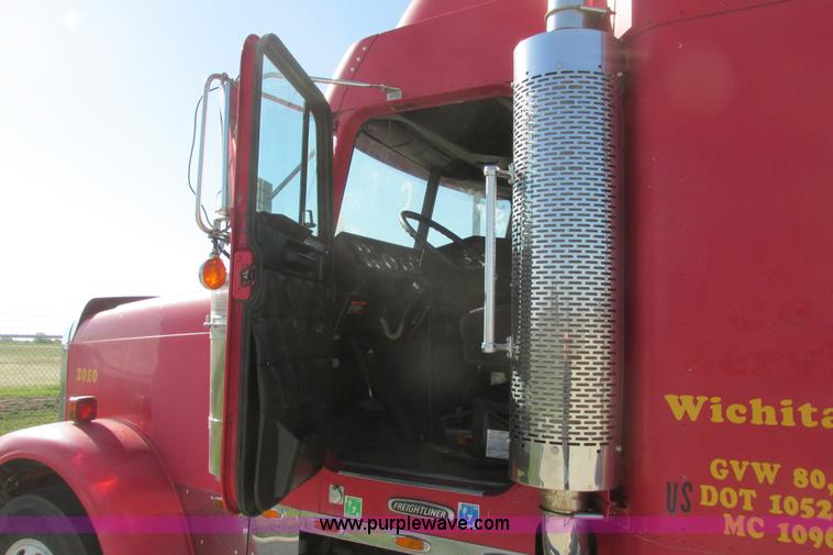 image for item I9716 2000 Freightliner FLD120 semi truck