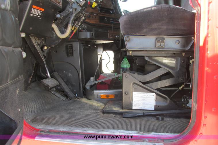 image for item I9716 2000 Freightliner FLD120 semi truck