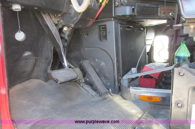 image for item I9716 2000 Freightliner FLD120 semi truck