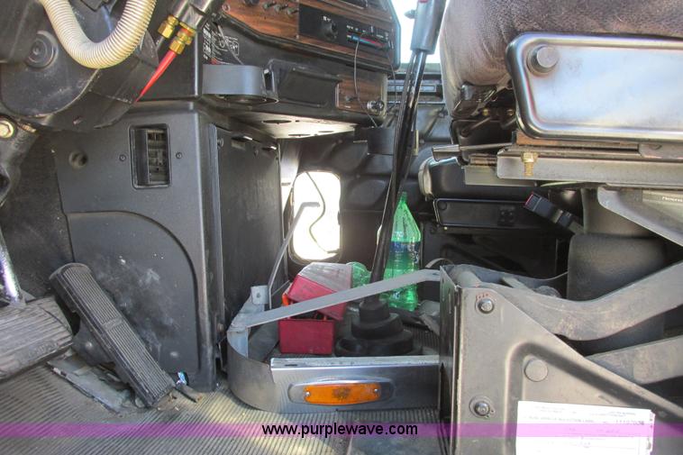 image for item I9716 2000 Freightliner FLD120 semi truck