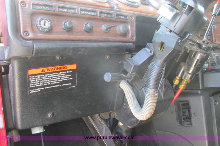 image for item I9716 2000 Freightliner FLD120 semi truck