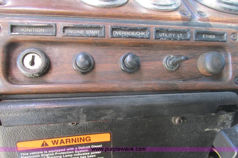 image for item I9716 2000 Freightliner FLD120 semi truck