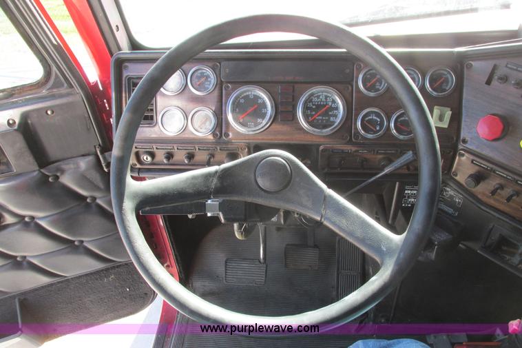 image for item I9716 2000 Freightliner FLD120 semi truck