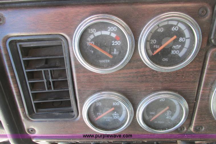 image for item I9716 2000 Freightliner FLD120 semi truck