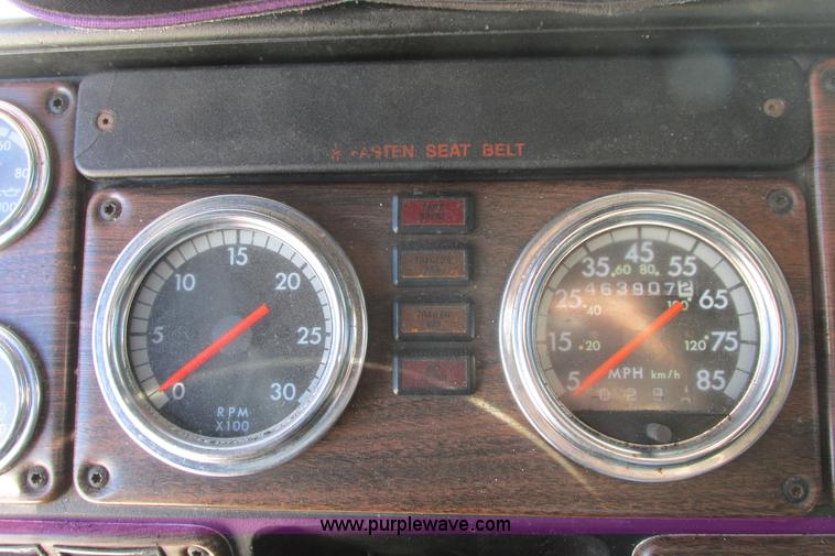 image for item I9716 2000 Freightliner FLD120 semi truck