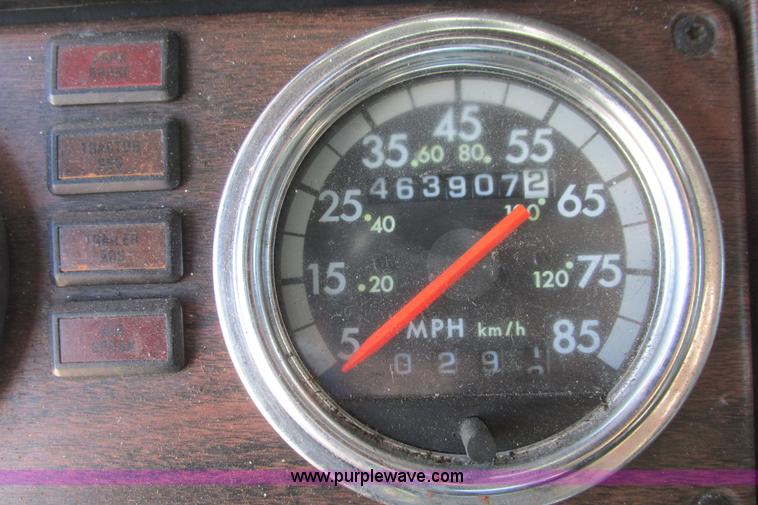 image for item I9716 2000 Freightliner FLD120 semi truck