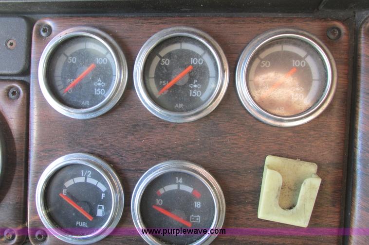 image for item I9716 2000 Freightliner FLD120 semi truck