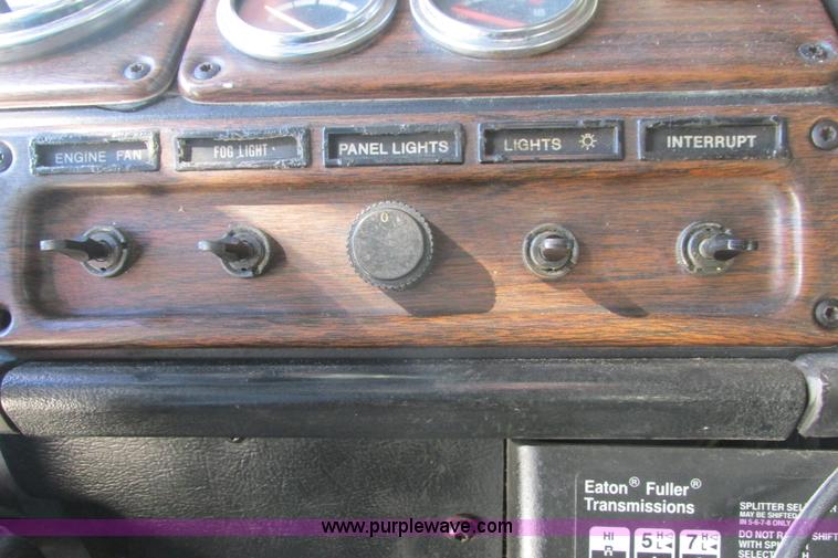 image for item I9716 2000 Freightliner FLD120 semi truck