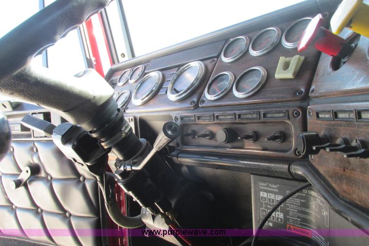 image for item I9716 2000 Freightliner FLD120 semi truck