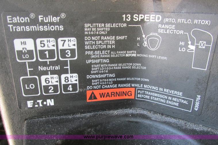 image for item I9716 2000 Freightliner FLD120 semi truck