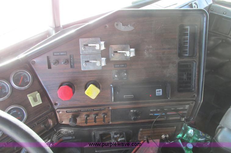 image for item I9716 2000 Freightliner FLD120 semi truck