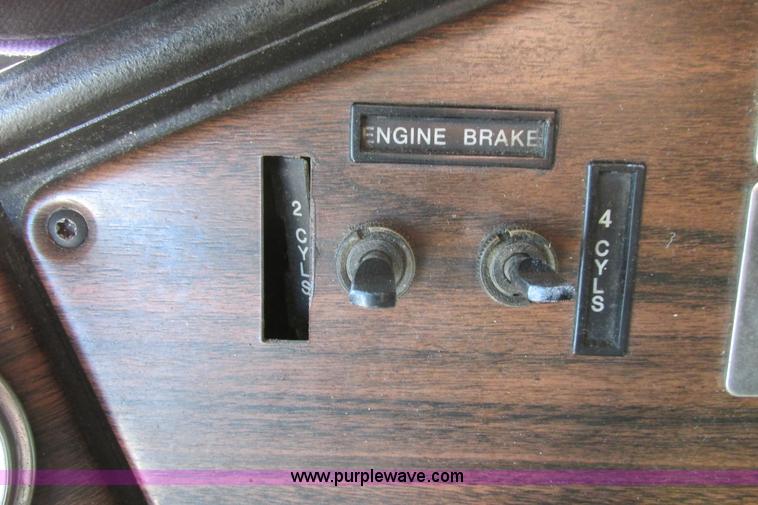 image for item I9716 2000 Freightliner FLD120 semi truck