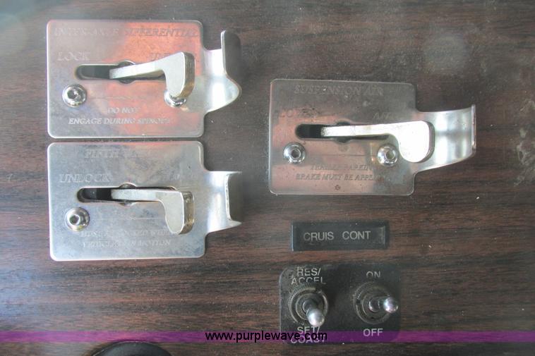 image for item I9716 2000 Freightliner FLD120 semi truck