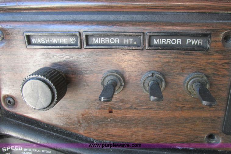 image for item I9716 2000 Freightliner FLD120 semi truck