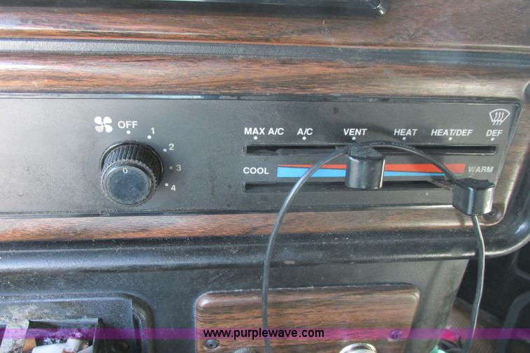 image for item I9716 2000 Freightliner FLD120 semi truck