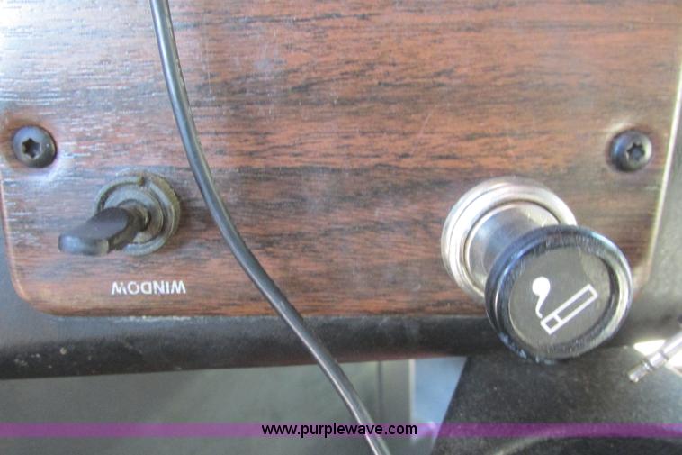 image for item I9716 2000 Freightliner FLD120 semi truck