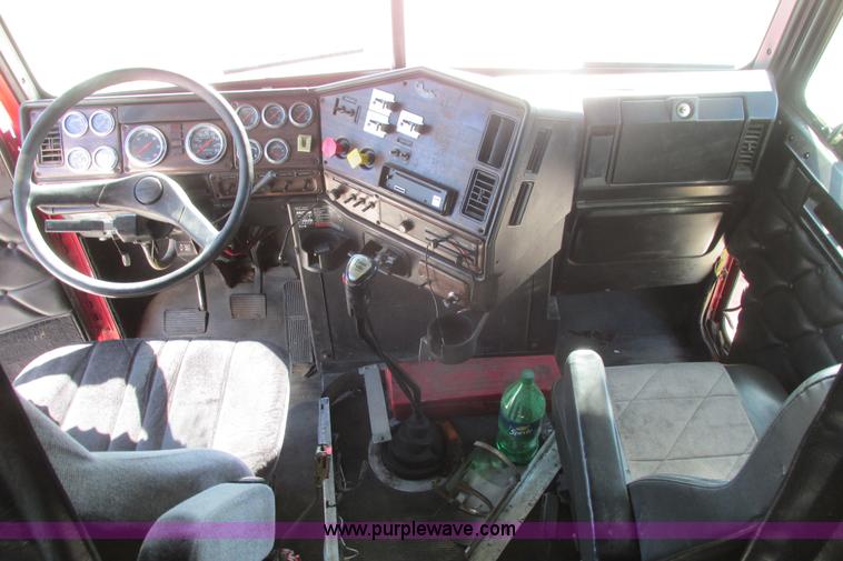 image for item I9716 2000 Freightliner FLD120 semi truck