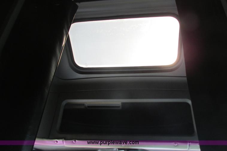 image for item I9716 2000 Freightliner FLD120 semi truck