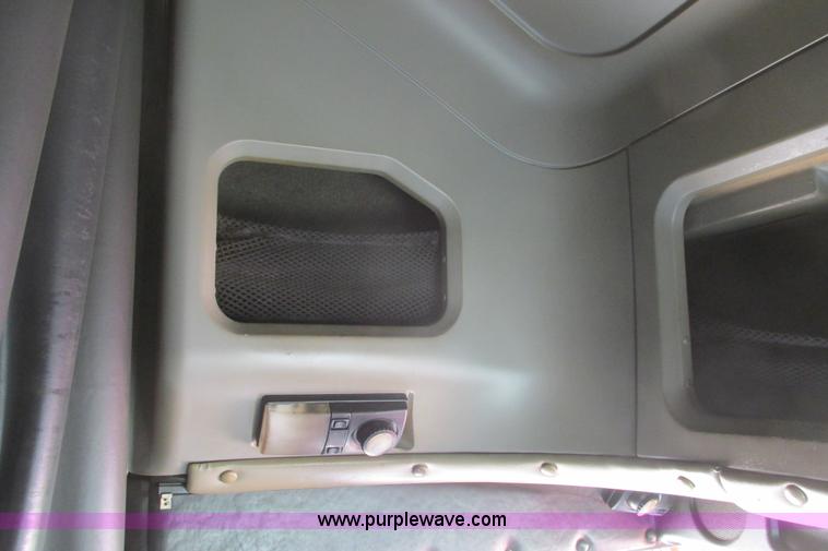 image for item I9716 2000 Freightliner FLD120 semi truck