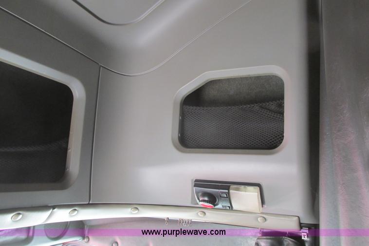 image for item I9716 2000 Freightliner FLD120 semi truck